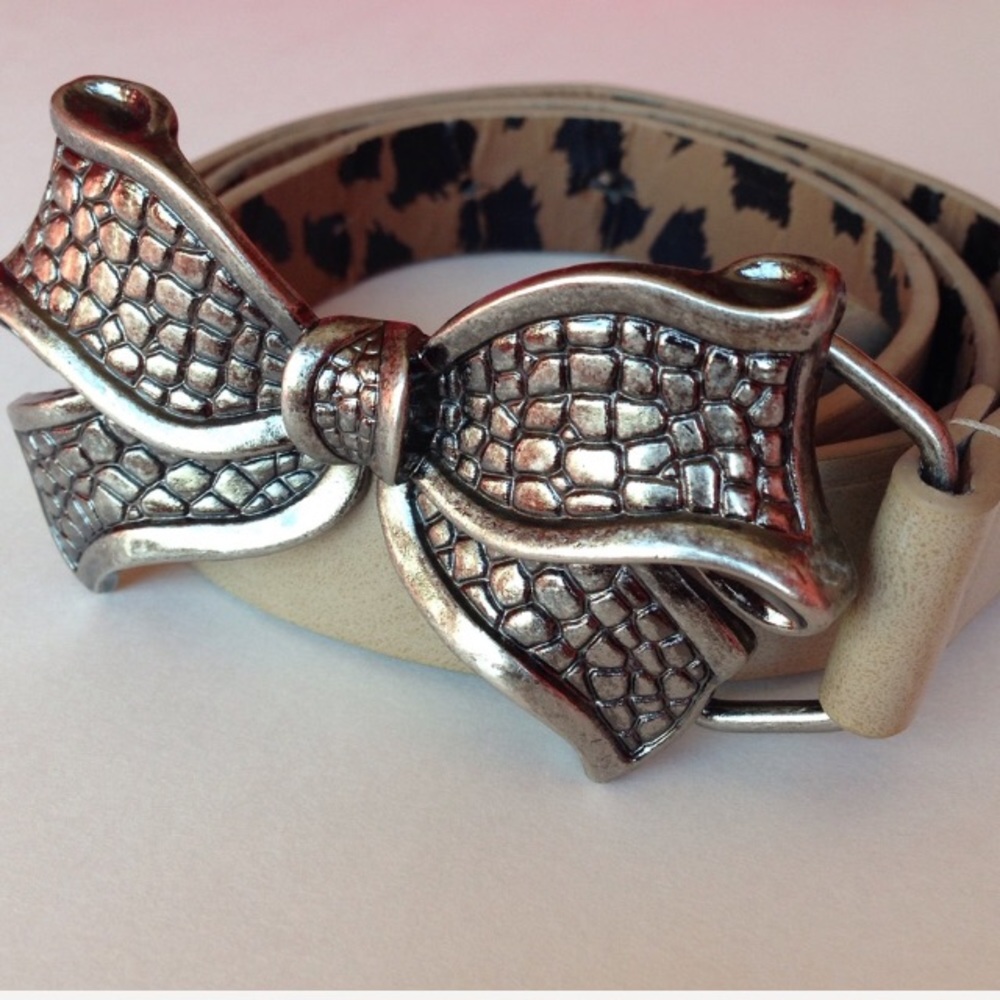 Betsey Johnson Metal Bow Buckle Belt